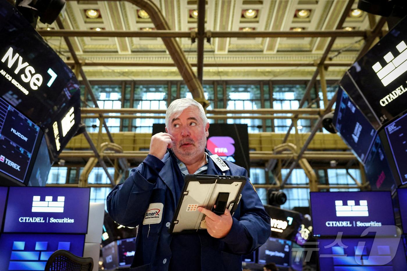 본문 이미지 - 뉴욕증권거래소 트레이더 ⓒ 로이터=뉴스1