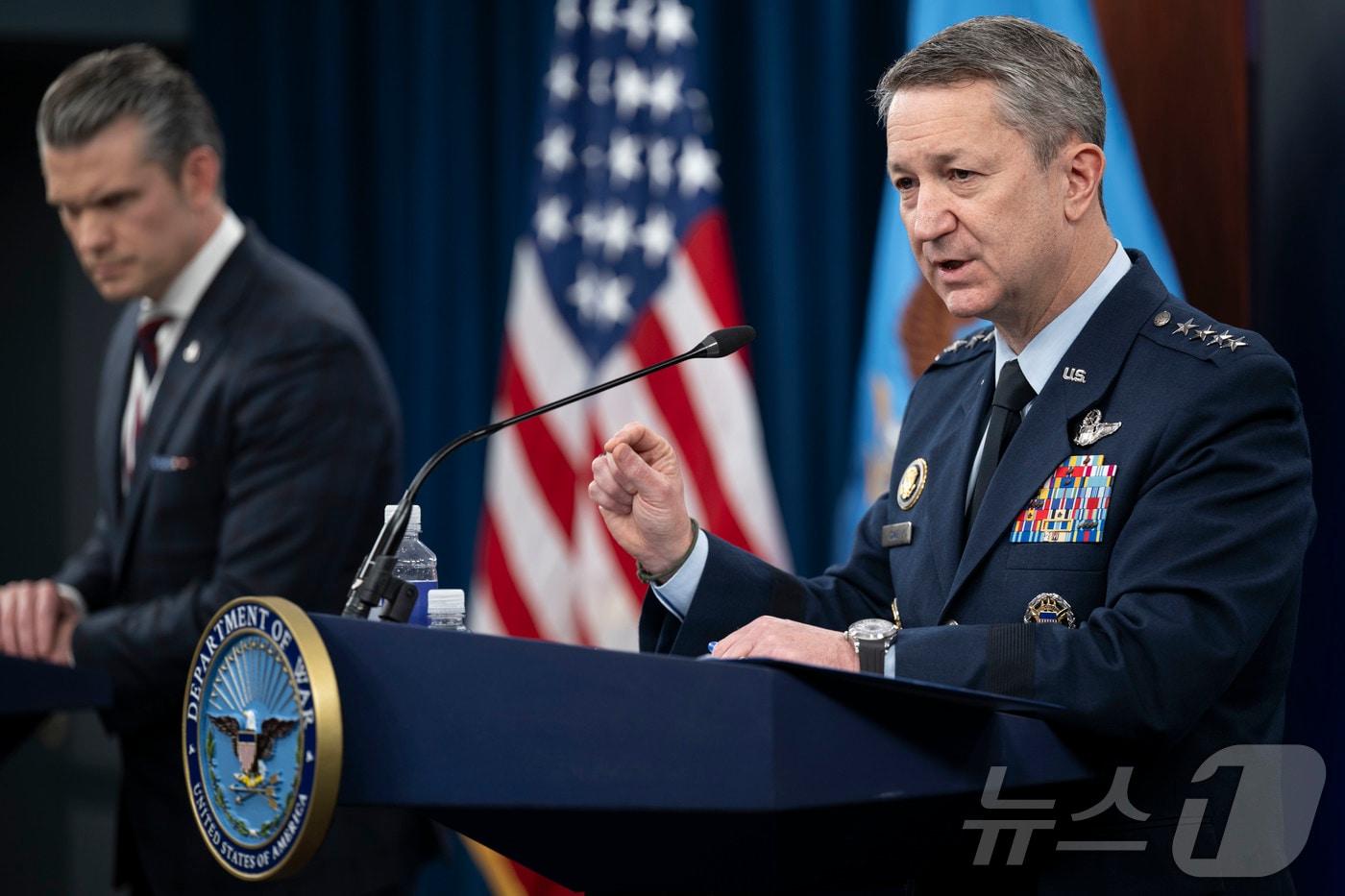 본문 이미지 - 피트 헤그세스 미국 국방장관(사진 왼쪽)과 댄 케인 합참의장. (미 국방부 홈페이지, 재판매 및 DB금지) 2026.03.04. ⓒ 뉴스1 류정민 특파원