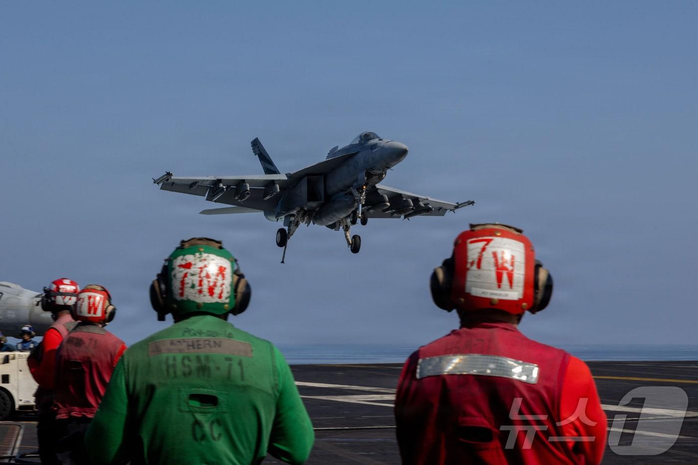 본문 이미지 - 미국 국방부가 4일(현지시간) 공개한 대(對)이란 군사작전 수행 중인 미군 전투기.(미 국방부 홈페이지 재판매 및 DB금지) 2026.03.05. ⓒ 뉴스1 류정민 특파원