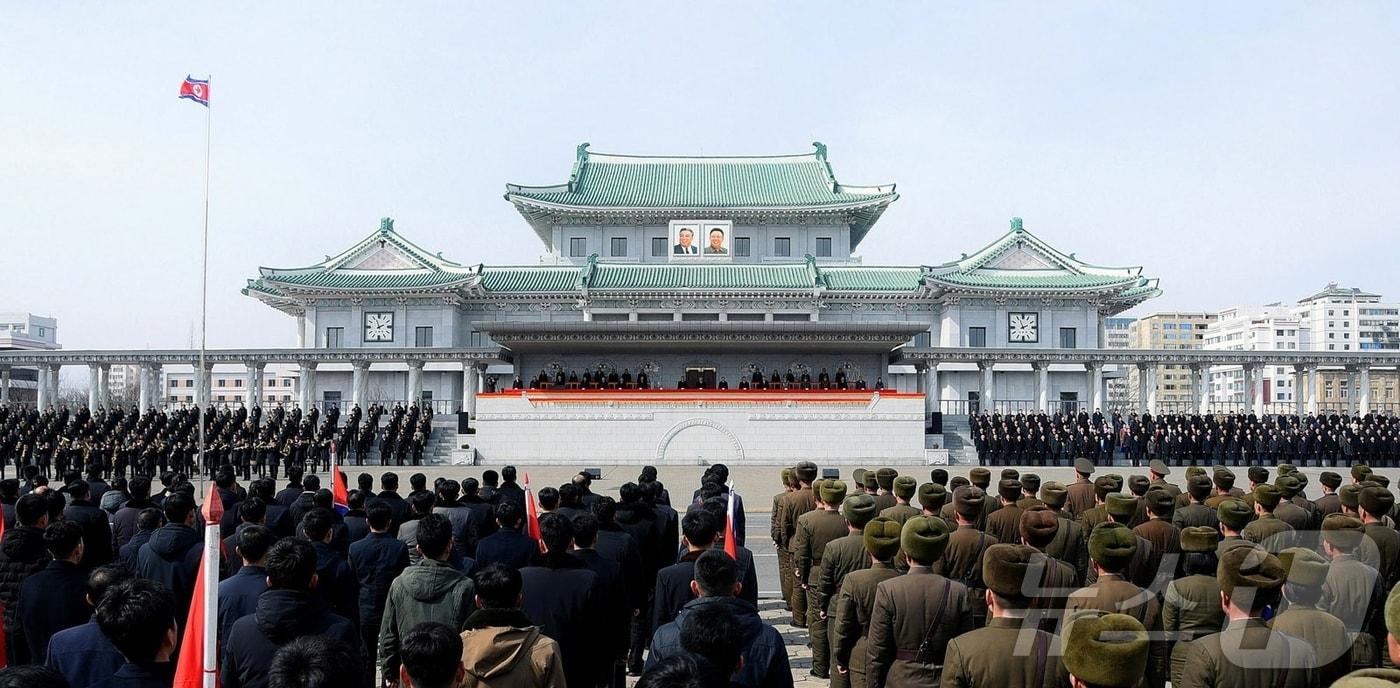 본문 이미지 - (평양 노동신문=뉴스1) = 북한 노동당 기관지 노동신문은 6일 "당 제9차 대회 결정 관철을 위한 평안북도, 황해남도, 강원도, 함경북도, 남포시, 개성시 군민연환대회가 지난 4일과 5일에 각각 진행됐다"라고 보도했다. [국내에서만 사용가능. 재배포 금지. DB 금지. For Use Only in the Republic of Korea. Redistribution Prohibited] rodongphoto@news1.kr