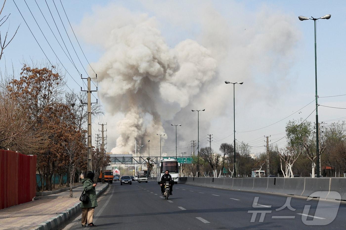 본문 이미지 - 5일(현지시간) 이란 테헤란에서 미국과 이스라엘의 폭격으로 연기 구름이 솟아오르고 있다. 2026.03.05. ⓒ 로이터=뉴스1
