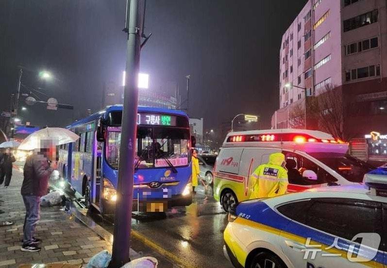 본문 이미지 - 강원 원주 개운동 남부시장 인근 도로 교통사고 현장.(강원도소방본부 제공, 재판매 및 DB금지)