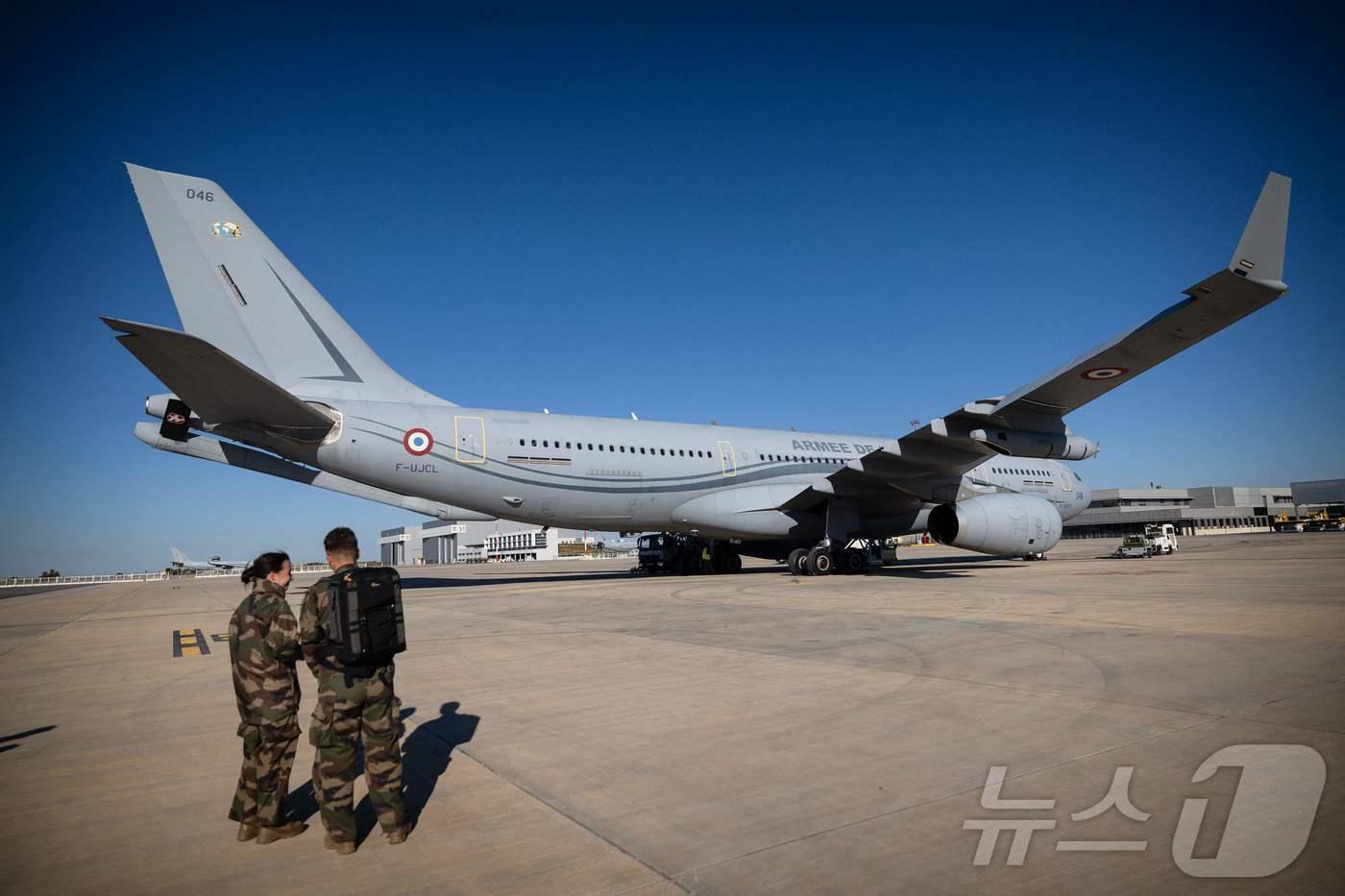 본문 이미지 - 프랑스 남부 이스트르 공군기지에서 프랑스 공군의 A330 MRTT 공중급유기 앞에 프랑스 군인들이 서 있다. 2024.10.4. ⓒ 뉴스1 ⓒ AFP=뉴스1