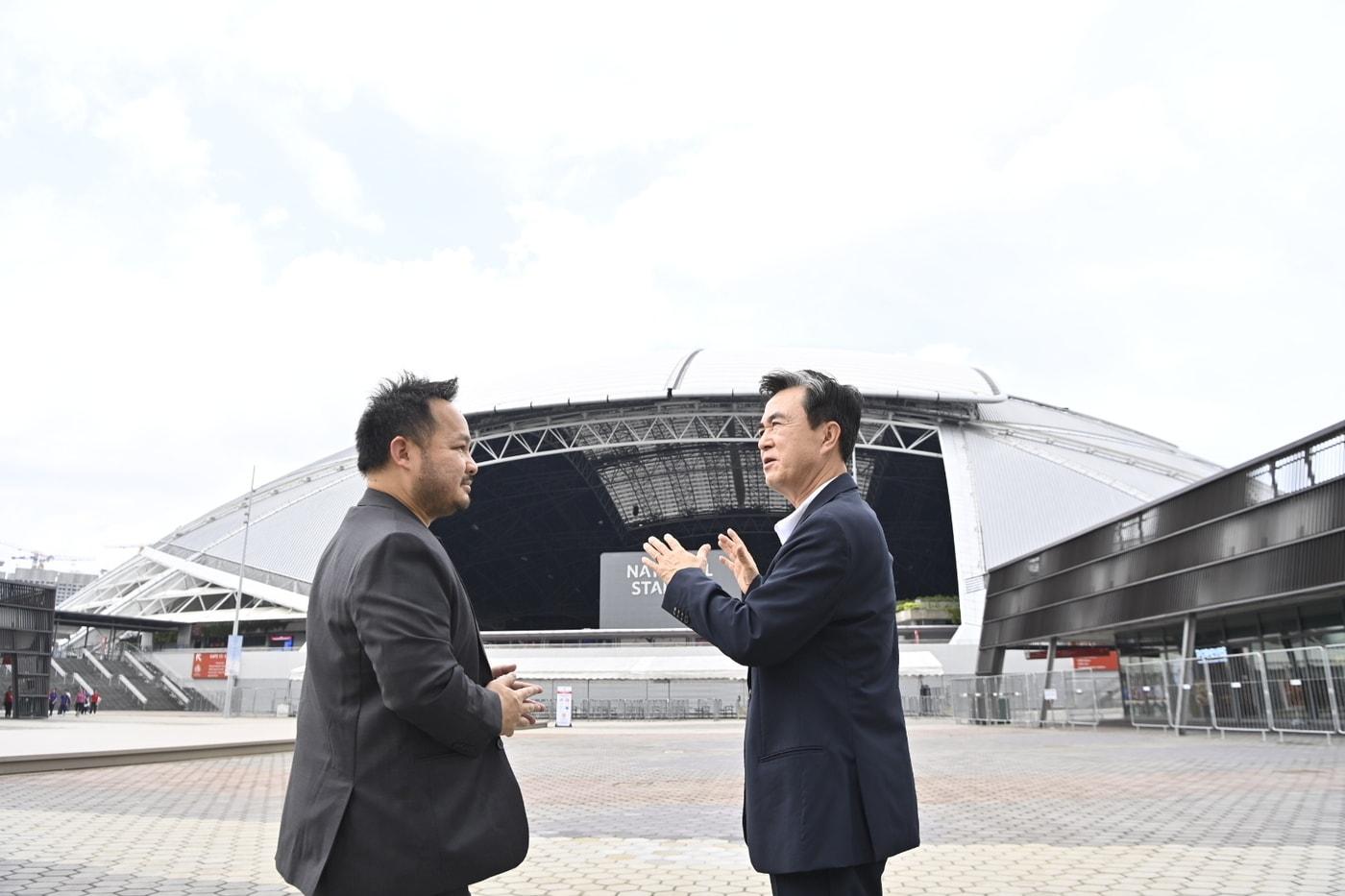 본문 이미지 - 김태흠 지사(오른쪽)가 싱가포르 스포츠 허브를 찾아 시설 관계자로부터 운영 현황을 들고 있다.(충남도 제공. 재판매 및 DB금지)/뉴스1