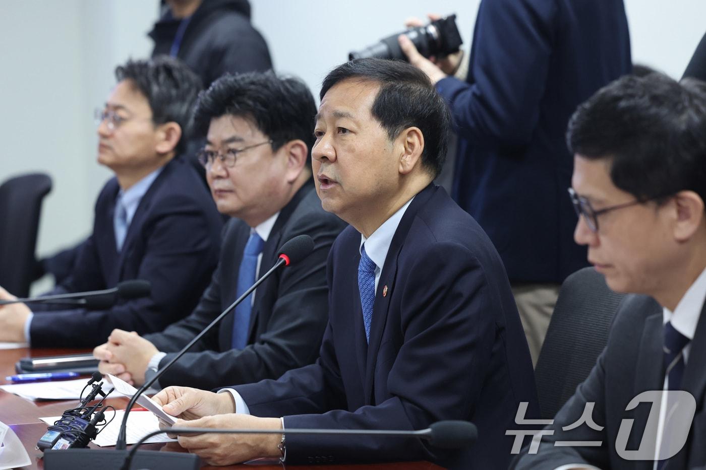 본문 이미지 - 구윤철 부총리 겸 재정경제부 장관이 6일 서울 여의도 국회 의원회관에서 열린 중동 상황 관련 경제분야 재정경제위원회 당정실무협의회에서 발언하고 발언하고 있다. ⓒ 뉴스1 신웅수 기자