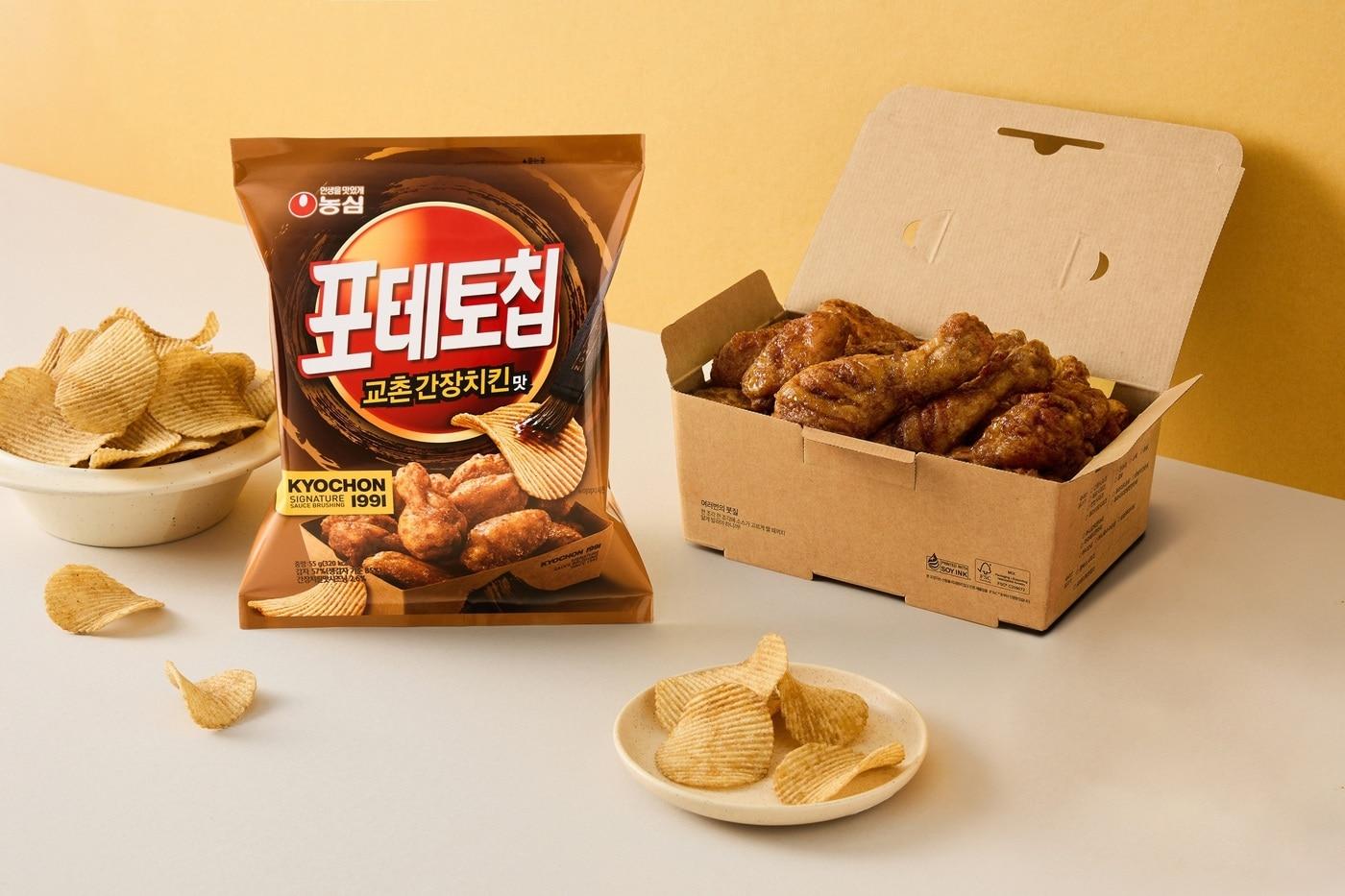 본문 이미지 - 교촌에프앤비가 창립 35주년을 맞아 농심과 협업해 출시한 '포테토칩 교촌간장치킨맛'.(교촌에프엔비 제공)