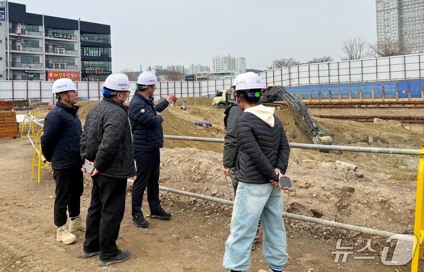 본문 이미지 - 지난 5일 서산시 예천동에 위치한 ‘서산 예천지구 공영주차장(초록광장) 조성공사’ 현장을 불시 방문해 해빙기 안전 위험요인을 집중 점검했다.(서산지청 제공. 재판매 및 DB금지)2026.3.6/뉴스1
