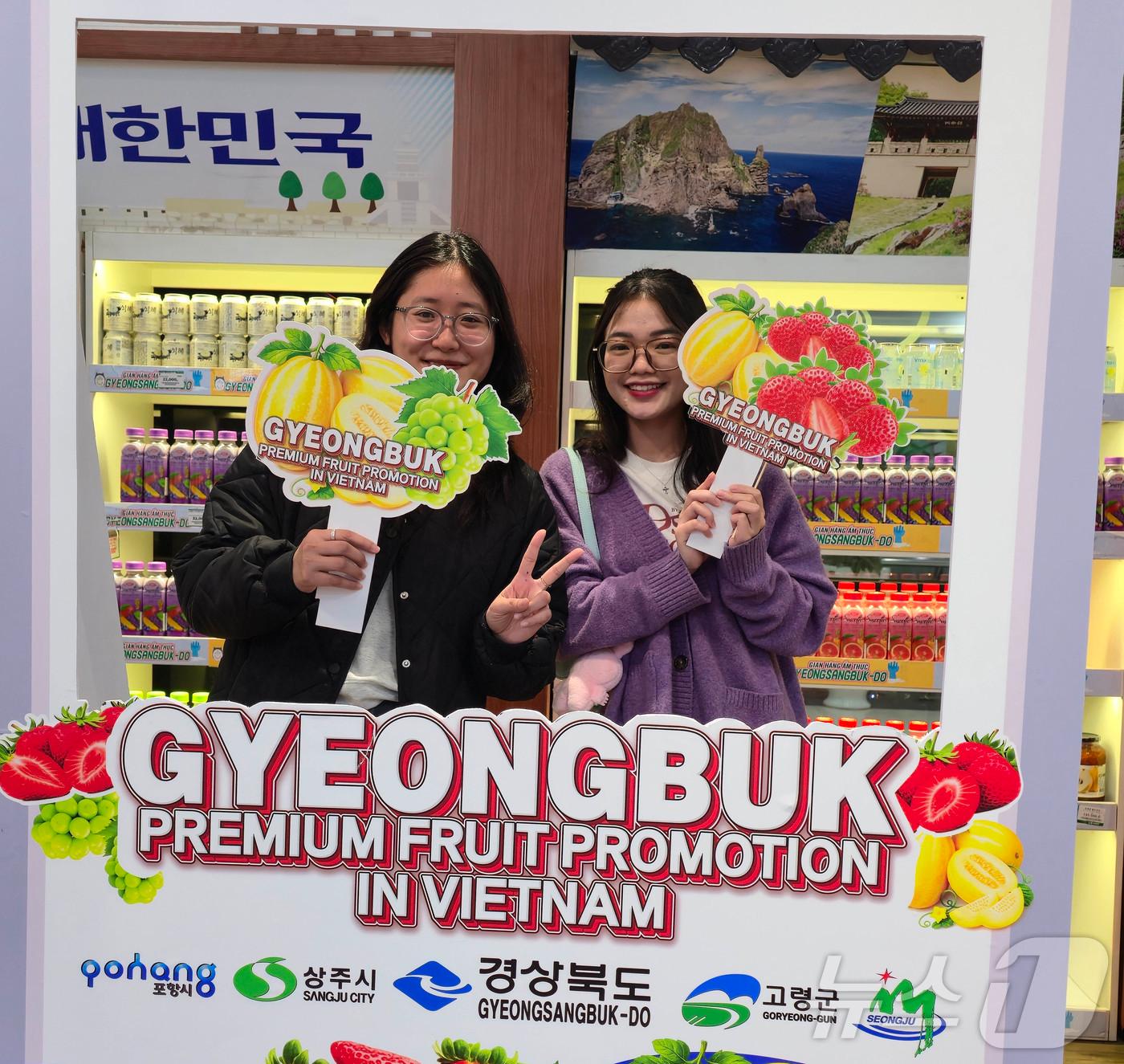 본문 이미지 - 경북도가 홍콩과 베트남 하노이에서 ‘경북 K-푸드 시·군 연합 해외 팝업스토어’를 열어 프리미엄 과일을 중심으로 해외 마케팅을 진행했다.사진은 하노이의 팝업스토어./뉴스1