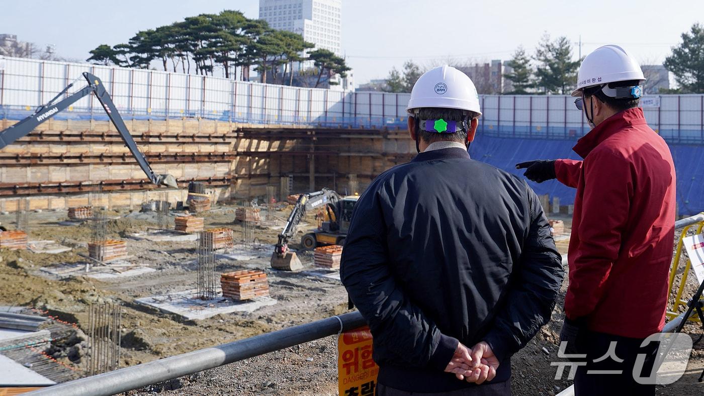 본문 이미지 - 이완섭 서산시장이 지난 5일 서산 예천지구 공영주차장(초록광장) 조성 현장을 점검했다.(서산시 제공. 재판매 및 DB금지)2026.3.6/뉴스1