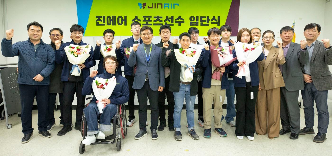 본문 이미지 - 진에어가 지난 5일 서울 강서구 등촌동 본사에서 장애인 스포츠 선수 입단식을 진행했다.