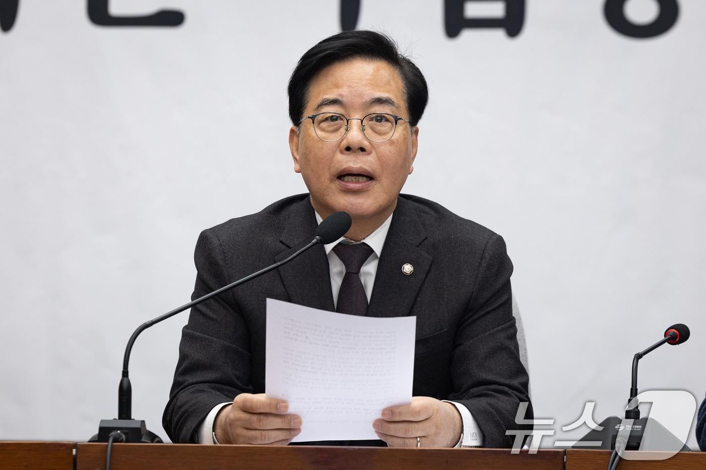 본문 이미지 - 송언석 국민의힘 원내대표가 6일 서울 여의도 국회에서 열린 원내대책회의에서 모두 발언을 하고 있다. 2026.3.6 ⓒ 뉴스1 유승관 기자