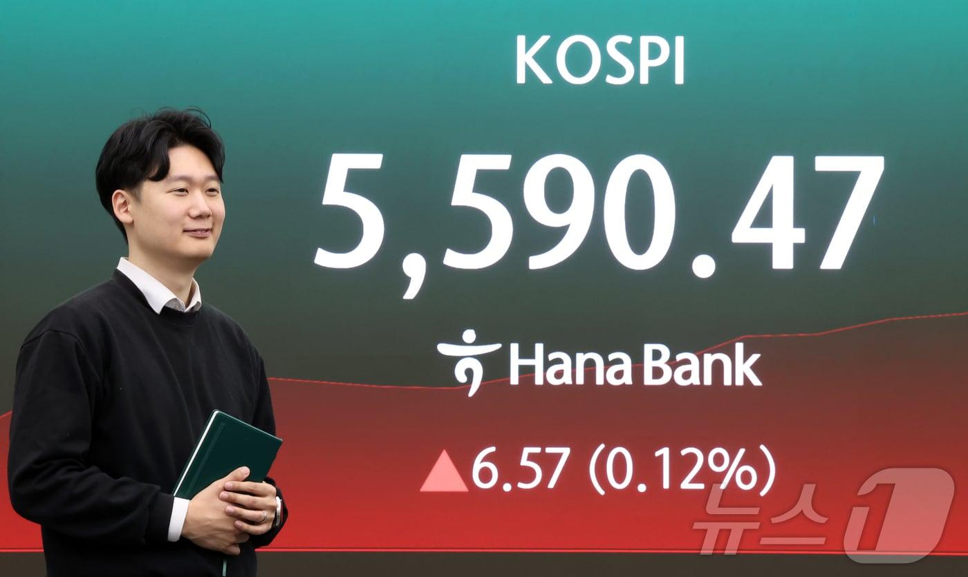 본문 이미지 - 6일 서울 중구 하나은행 딜링룸 전광판에 코스피 등 시황이 표시되고 있다. 이날 코스피는 전 거래일 대비 6.57p(0.12%) 상승한 5590.47을 기록하고 있다. 2026.3.6 ⓒ 뉴스1 김진환 기자