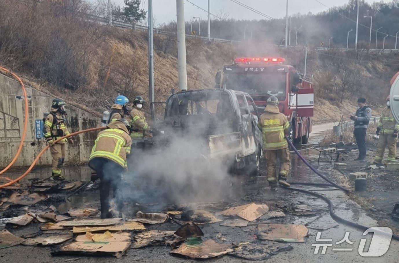 본문 이미지 - 5일 오후 5시12분쯤 안동시 풍산읍의 도로가에 주차된 1톤 화물차에서 불이나 소방대원들이 진화하고 있다.(경북소방본부 제공. 재판매 및 DB 금지)2026.3.6/뉴스1