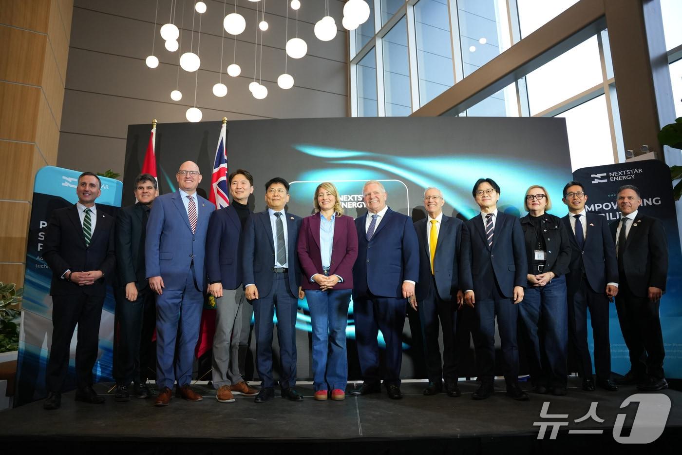 본문 이미지 - 5일(현지시간) 캐나다 온타리오주 윈저시에서 열린 LG에너지솔루션 캐나다 단독 공장 '넥스트스타 에너지' 준공식에서 (왼쪽 세번째부터) 드루 딜킨스 윈저 시장, 이훈성 넥스트스타 에너지 법인장, 김동명 LG에너지솔루션 최고경영자(CEO) 사장, 멜라니 졸리 캐나다 연방 산업부 장관, 더그 포드 온타리오주 수상, 김정관 산업통상부 장관이 기념 사진을 촬영한 모습(LG에너지솔루션 제공). 2026.3.5.