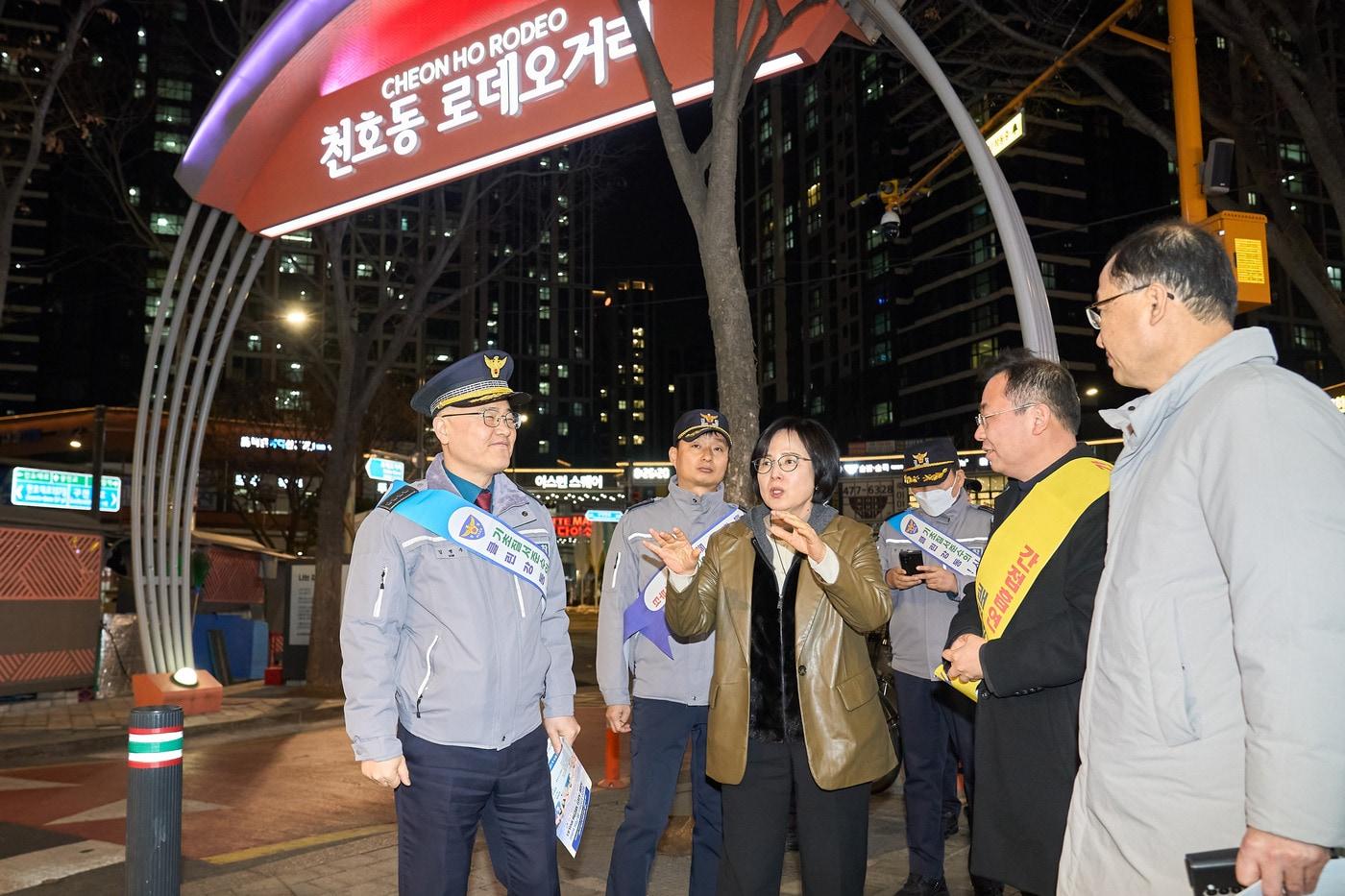 본문 이미지 - 천호동 일대 광고물 정비 현장 점검