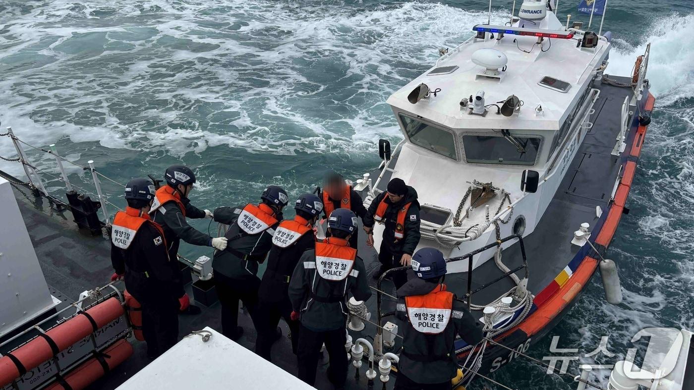 본문 이미지 - 5일 제주 추자도에서 응급환자를 해경 경비함정으로 옮기는 모습.(제주해양경찰서 제공. 재판매 및 DB 금지)