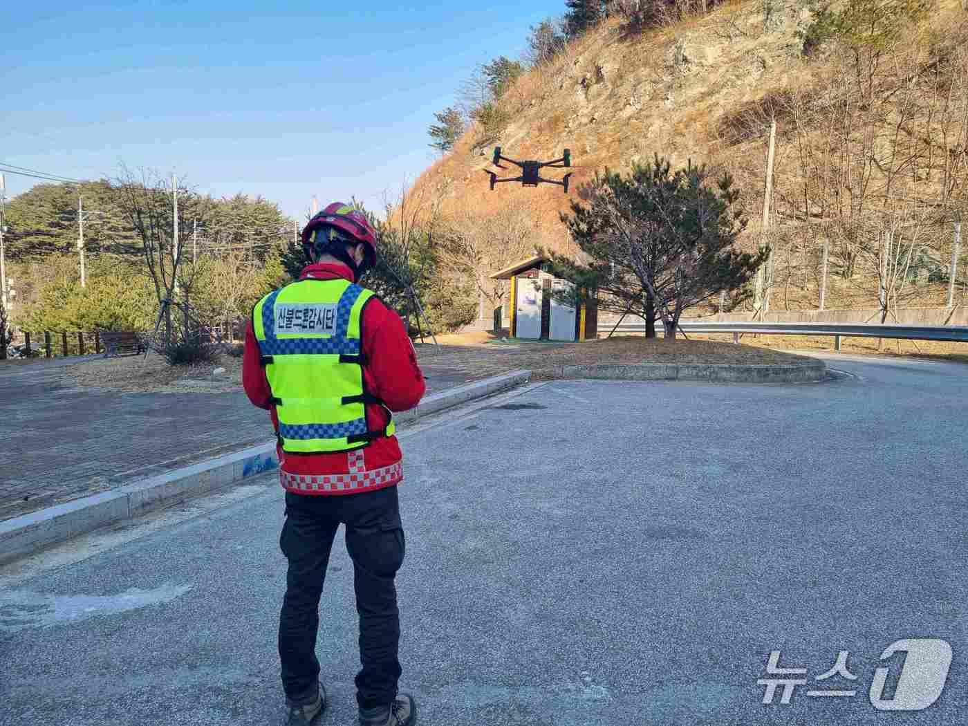 본문 이미지 - 드론을 활용한 산불 예방 합동 기동단속을 실시하고 있다.(산림청 제공.재판매 및 DB금지)/뉴스1