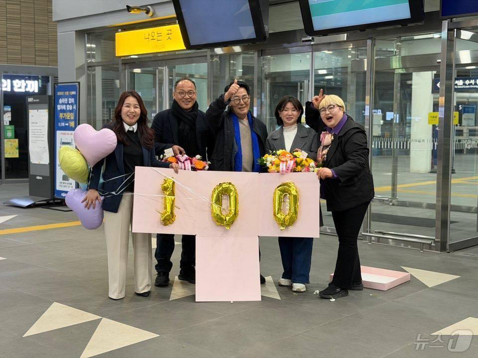 본문 이미지 - 6일 나주역에서 진행된 박지원 의원의 금귀월래 시즌2 100번째 축하행사.(박의원 SNS, 재배포 및 DB 금지) ⓒ 뉴스1