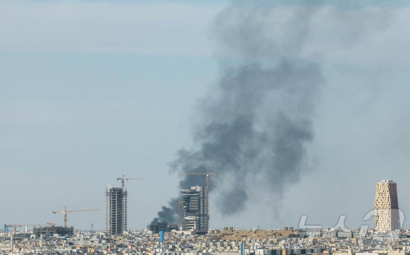 본문 이미지 - 미국과 이스라엘이 이란에 대한 공습에 들어간 가운데 5일(현지시간) 사우디 아라비아 리야드에서 연기 기둥이 솟구치고 있다. 2026.03.05. ⓒ 로이터=뉴스1