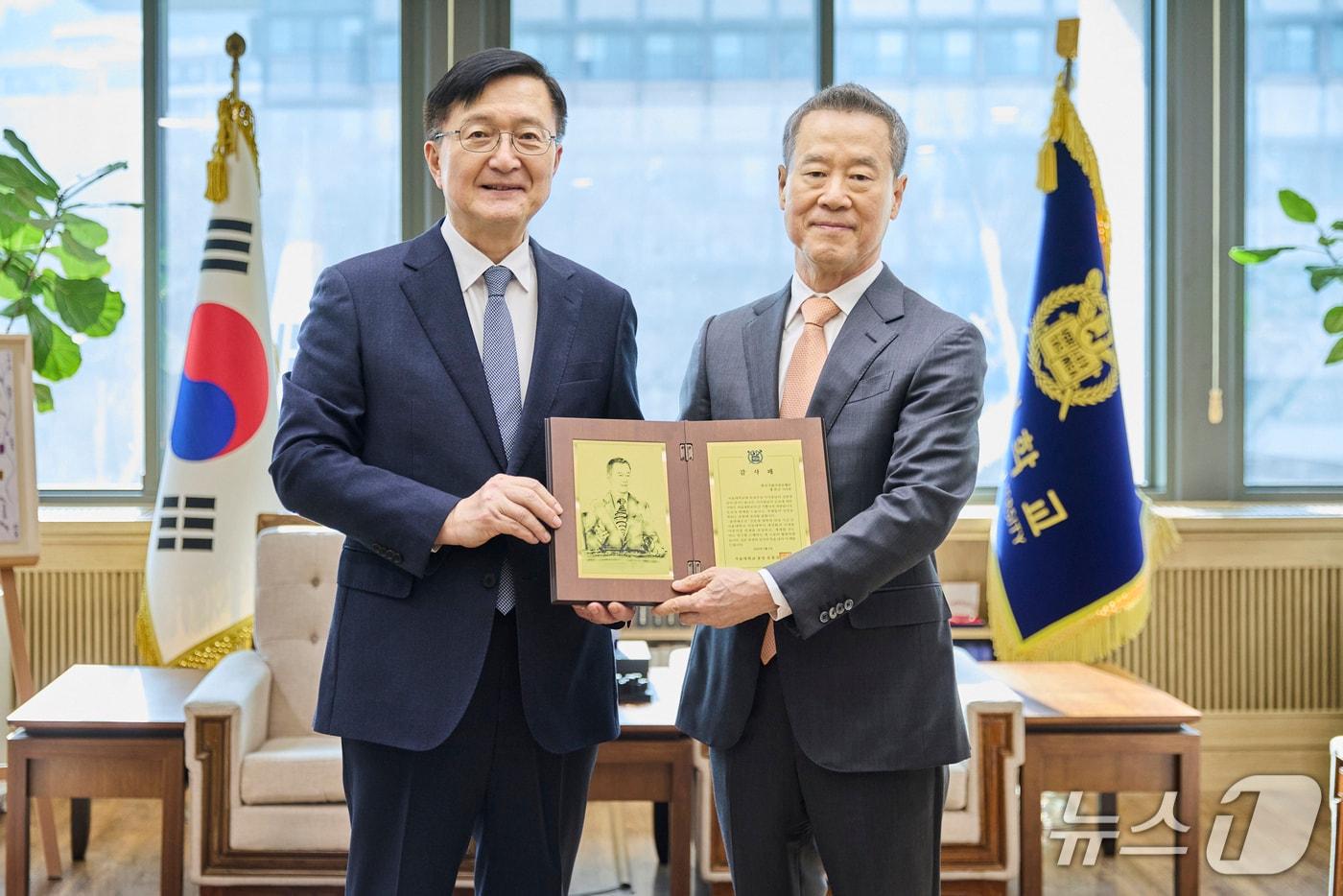 본문 이미지 - 유홍림 서울대 총장(왼쪽)과 홍선근 이사장이 5일 감사패 증정식에서 기념 촬영을 하고 있다. (사진. 서울대 제공)