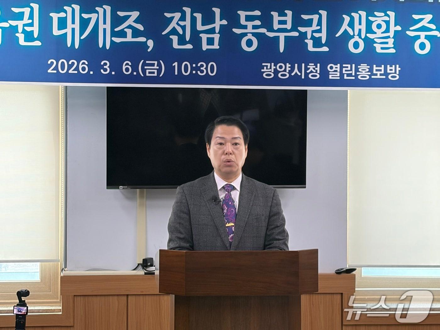 본문 이미지 - 박성현 광양시장 예비후보가 6일 오전 광양시청에서 기자회견을 열고 광양읍권 발전 방향을 발표하고 있다.