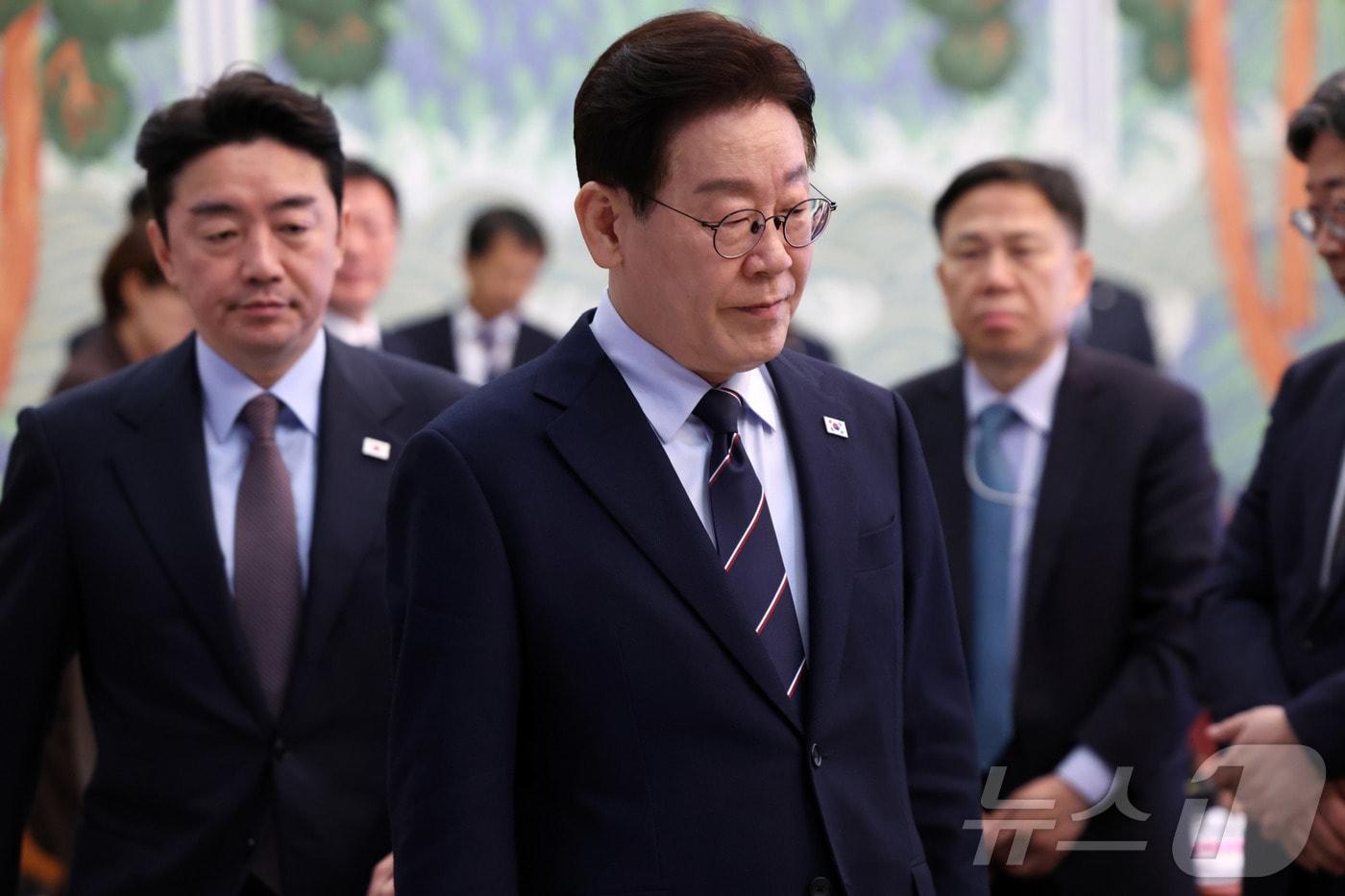 본문 이미지 - 이재명 대통령이 6일 청와대에서 열린 수석보좌관회의에 입장하고 있다. 2026.3.6 ⓒ 뉴스1 허경 기자