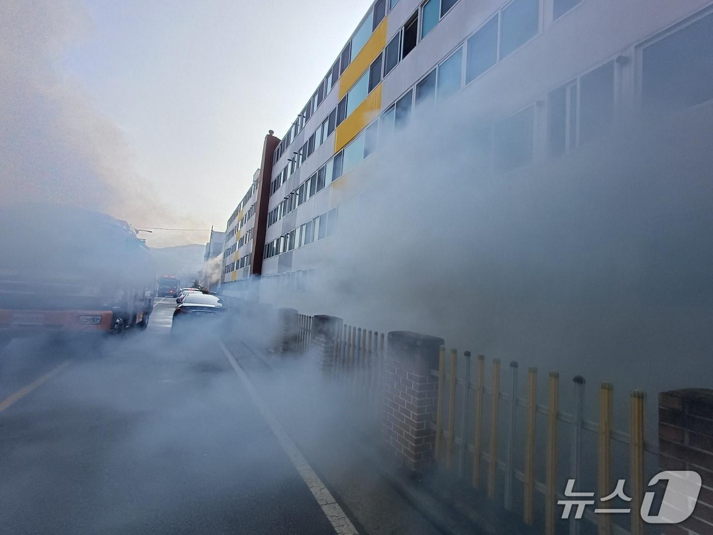 본문 이미지 - 6일 오전 9시 52분쯤 전남 장성군의 한 아파트에서 불이 나 소방당국이 화재를 진화하고 있다.(전남소방본부. 재판매 및 DB 금지)