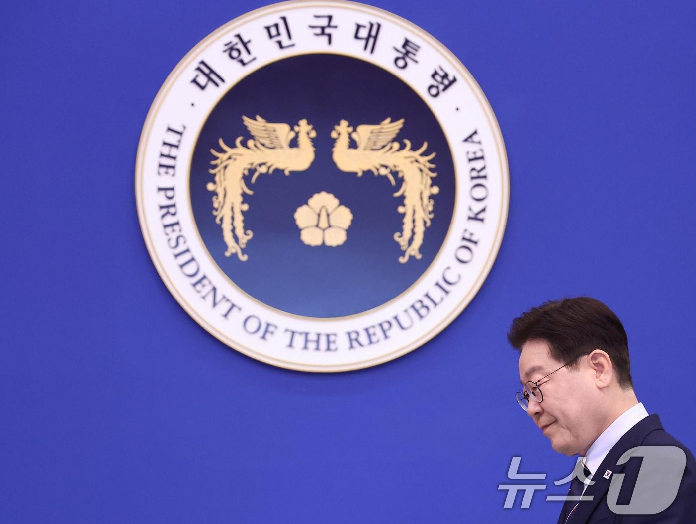본문 이미지 - 이재명 대통령이 6일 청와대에서 열린 수석보좌관회의에 입장하고 있다. 2026.3.6 ⓒ 뉴스1 허경 기자