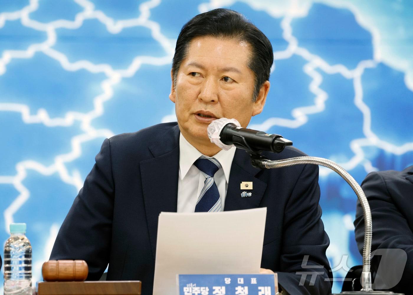 본문 이미지 - 정청래 더불어민주당 대표가 지난 6일 전남 영광군 농협에서 열린 현장최고위원회의에서 모두발언을 하고 있다. 2026.3.6 ⓒ 뉴스1 김태성 기자