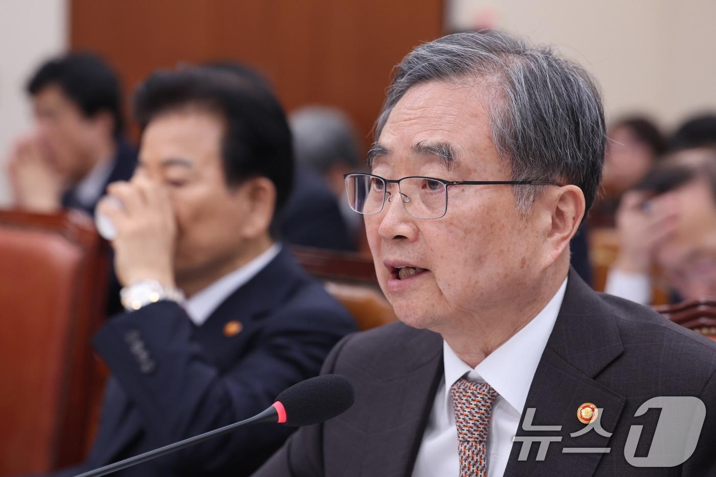 본문 이미지 - 조현 외교부 장관이 6일 서울 여의도 국회에서 열린 외교통일위원회 전체회의에서 중동 상황 관련 의원 질의에 답변하고 있다. 2026.3.6 ⓒ 뉴스1 신웅수 기자