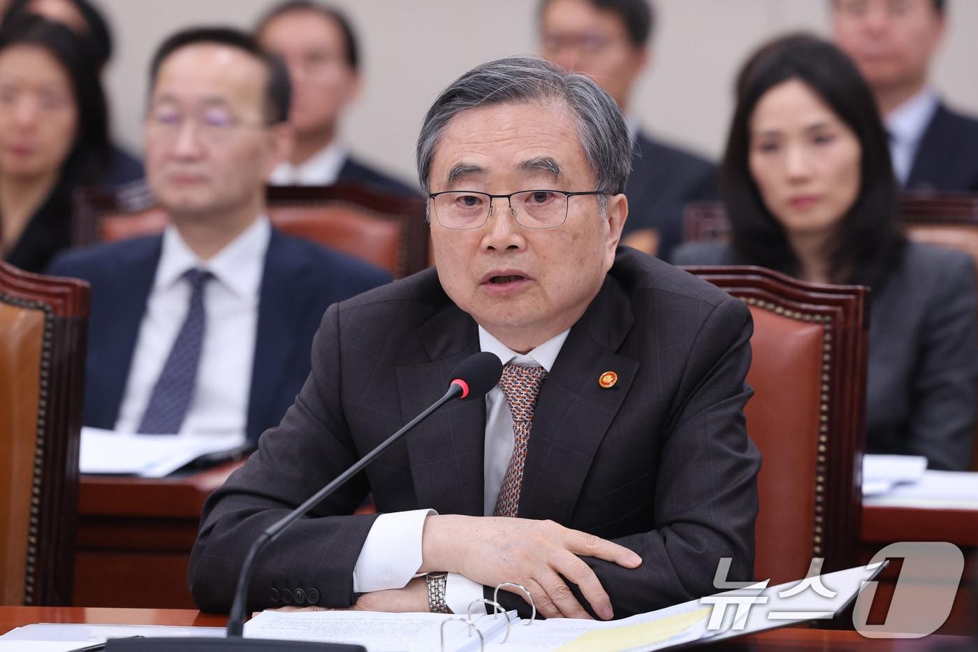 본문 이미지 - 조현 외교부 장관이 지난 6일 서울 여의도 국회에서 열린 외교통일위원회 전체회의에서 중동 상황 관련 의원 질의에 답변하고 있다. 2026.3.6 ⓒ 뉴스1 신웅수 기자