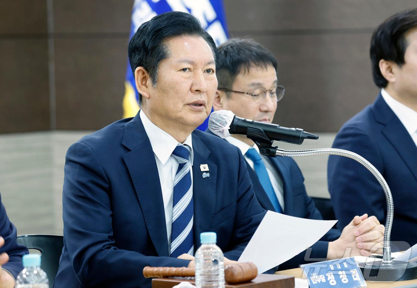 본문 이미지 - 정청래 더불어민주당 대표가 6일 전남 영광군 농협에서 열린 현장최고위원회의에서 모두발언을 하고 있다. 2026.3.6 ⓒ 뉴스1 김태성 기자