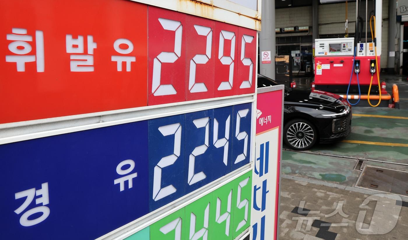본문 이미지 - 6일 서울의 한 주유소에 유류 가격이 표시돼 있다. 중동 리스크와 수급 불안정성에 따라 서울 평균 휘발유 가격이 리터당 1900원을 넘는 등 국내 기름값이 엿새 연속 오름세를 보이고 있다. 한편, 정부 합동반은 이날부터 주유소를 직접 방문해 가격 동향과 판매 상황을 점검하는 현장 점검에 나설 예정이다. 2026.3.6 ⓒ 뉴스1 김진환 기자