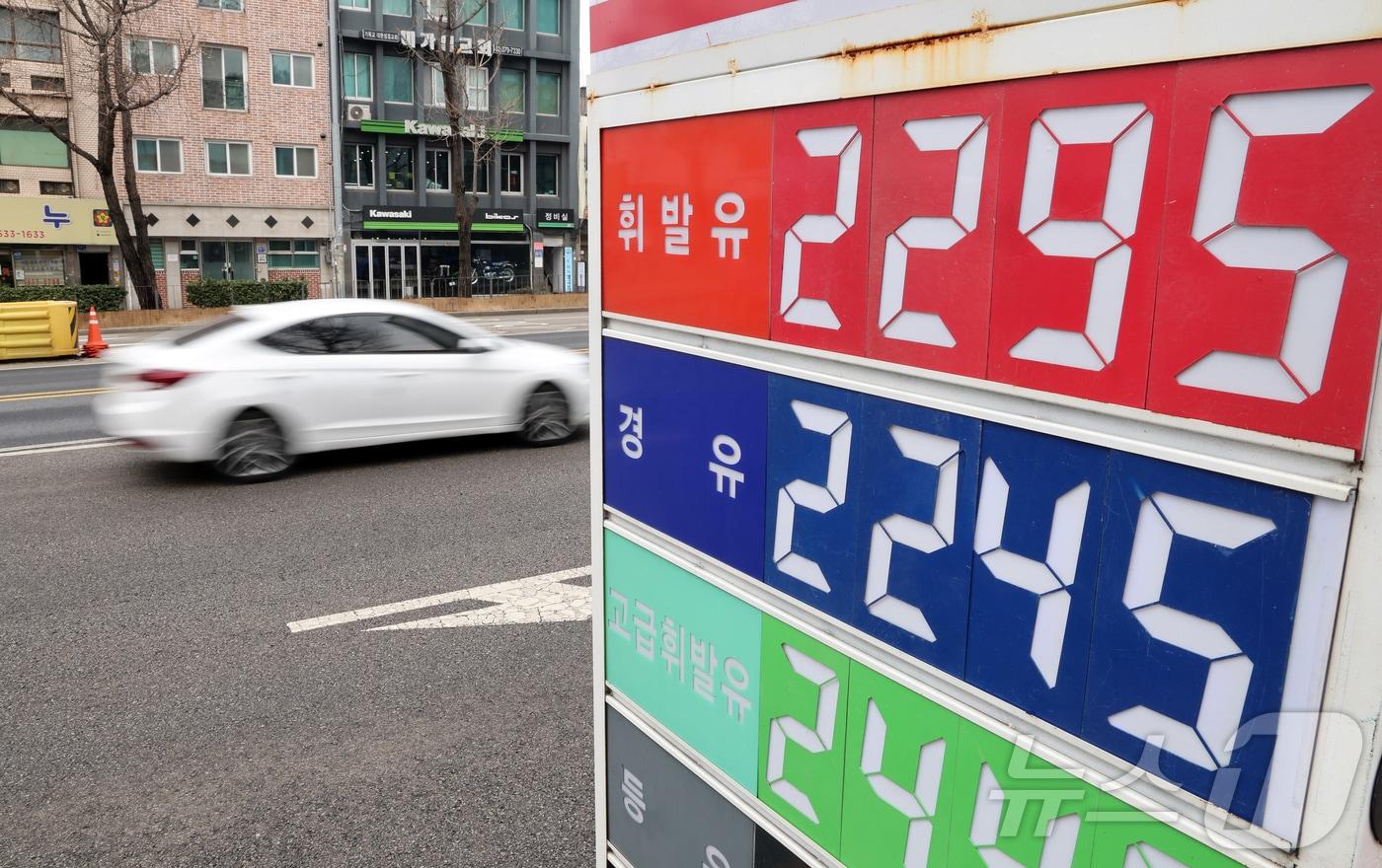 본문 이미지 - 6일 서울의 한 주유소에 유류 가격이 표시돼 있다. 중동 리스크와 수급 불안정성에 따라 서울 평균 휘발유 가격이 리터당 1900원을 넘는 등 국내 기름값이 엿새 연속 오름세를 보이고 있다.  2026.3.6 ⓒ 뉴스1 김진환 기자