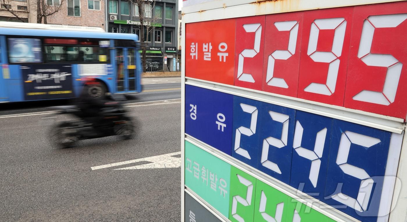 본문 이미지 - 6일 서울의 한 주유소에 유류 가격이 표시돼 있다. 중동 리스크와 수급 불안정성에 따라 서울 평균 휘발유 가격이 리터당 1900원을 넘는 등 국내 기름값이 엿새 연속 오름세를 보이고 있다.  2026.3.6 ⓒ 뉴스1 김진환 기자