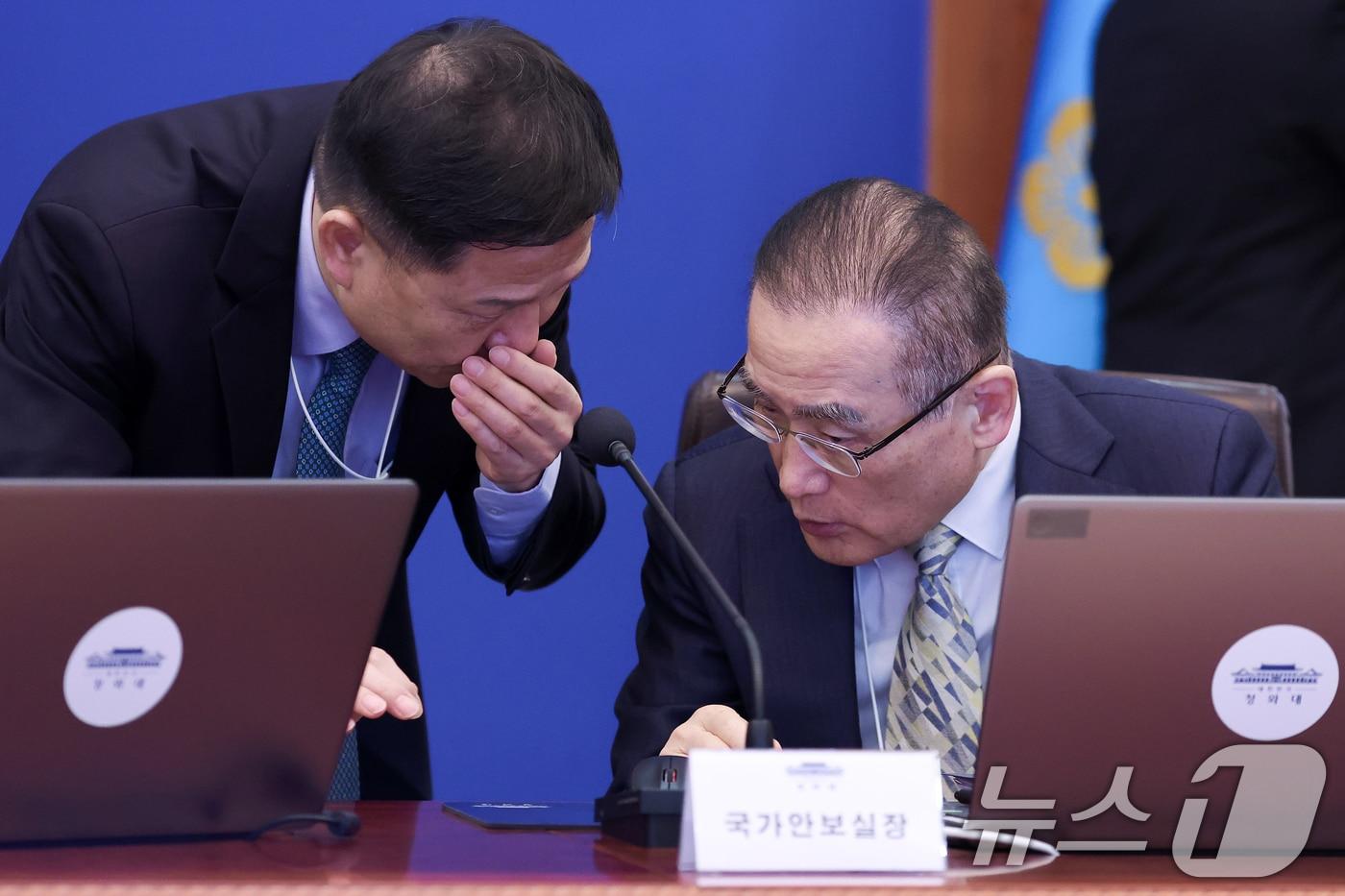 본문 이미지 - 위성락 국가안보실장이 6일 청와대에서 열린 수석보좌관회의에서 임웅순 안보실 제2차장과 대화하고 있다. 2026.3.6 ⓒ 뉴스1 허경 기자