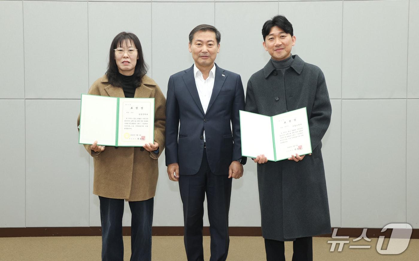 본문 이미지 -  전춘성 전북 진안군수(가운데)가 혁신적인 정책을 추진한 건설교통과와 농업정책과에 포상하고 있다.(진안군제공, 재판매 및 DB금지)2026.3.6/뉴스1