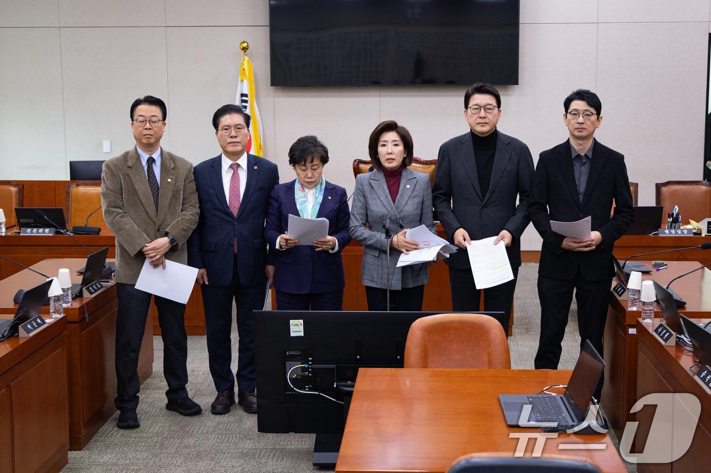 본문 이미지 - 국회 법제사법위원회 국민의힘 위원들이 6일 서울 여의도 국회 법사위 회의장에서 추미애 위원장의 전체회의 개회를 요구하며 기자회견을 하고 있다. 왼쪽부터 곽규택, 송석준, 조배숙, 나경원, 신동욱, 주진우 의원. 2026.3.6 ⓒ 뉴스1 유승관 기자