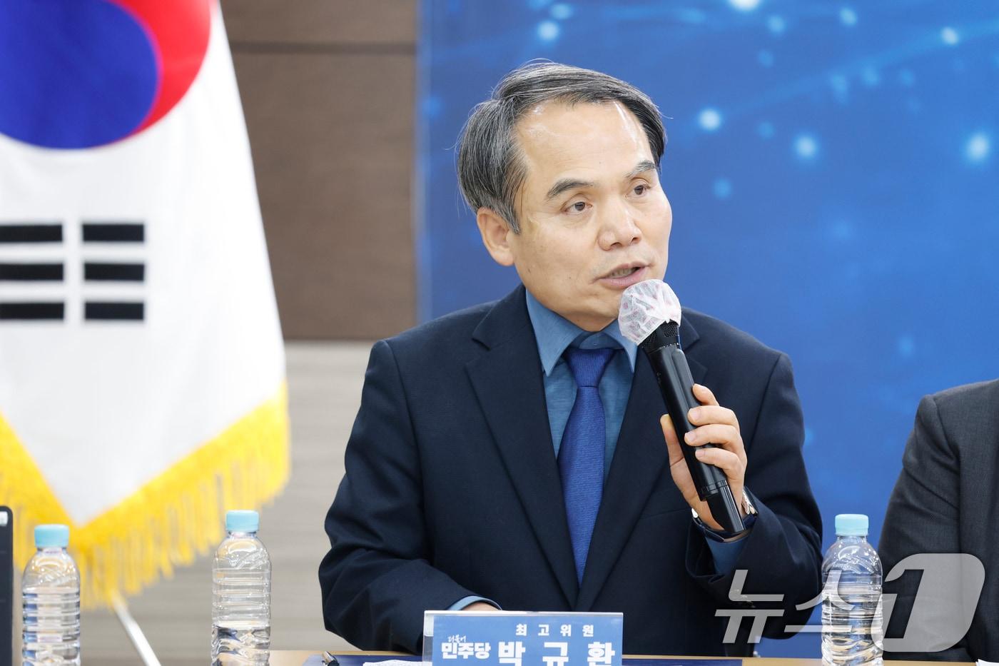 본문 이미지 - 박규환 더불어민주당 최고위원이 지난 3월 6일 전남 영광군 농협에서 열린 최고위원회의에서 발언을 하고 있는 모습. 2026.3.6 ⓒ 뉴스1 김태성 기자