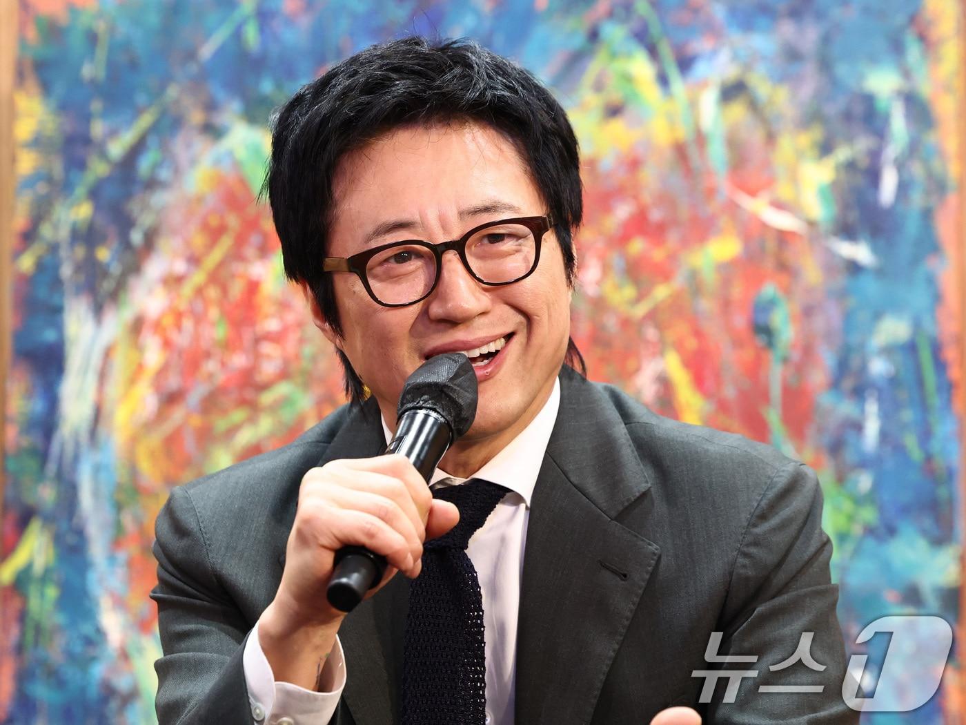 본문 이미지 - 배우 박신양이 6일 서울 종로구 세종문화회관에서 열린 '박신양의 전시쑈: 제4의 벽'·'감정의 발견' 출간 기념 기자간담회에서 발언하고 있다. 이번 전시는 회화 전시에 연극적 구조를 결합한 한국 최초의 ‘연극적 전시’로 세종미술관에서 6일부터 오는 5월 10일까지 진행된다. 2026.3.6 ⓒ 뉴스1 최지환 기자