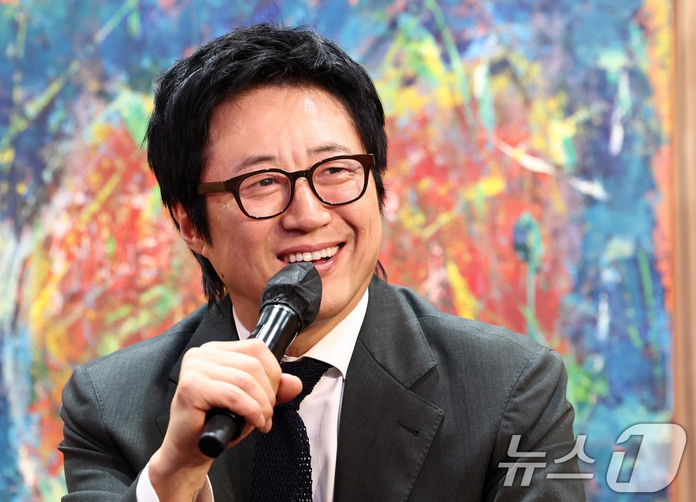 본문 이미지 - 배우 박신양이 6일 서울 종로구 세종문화회관에서 열린 '박신양의 전시쑈: 제4의 벽'·'감정의 발견' 출간 기념 기자간담회에서 발언하고 있다. 이번 전시는 회화 전시에 연극적 구조를 결합한 한국 최초의 ‘연극적 전시’로 세종미술관에서 6일부터 오는 5월 10일까지 진행된다. 2026.3.6 ⓒ 뉴스1 최지환 기자