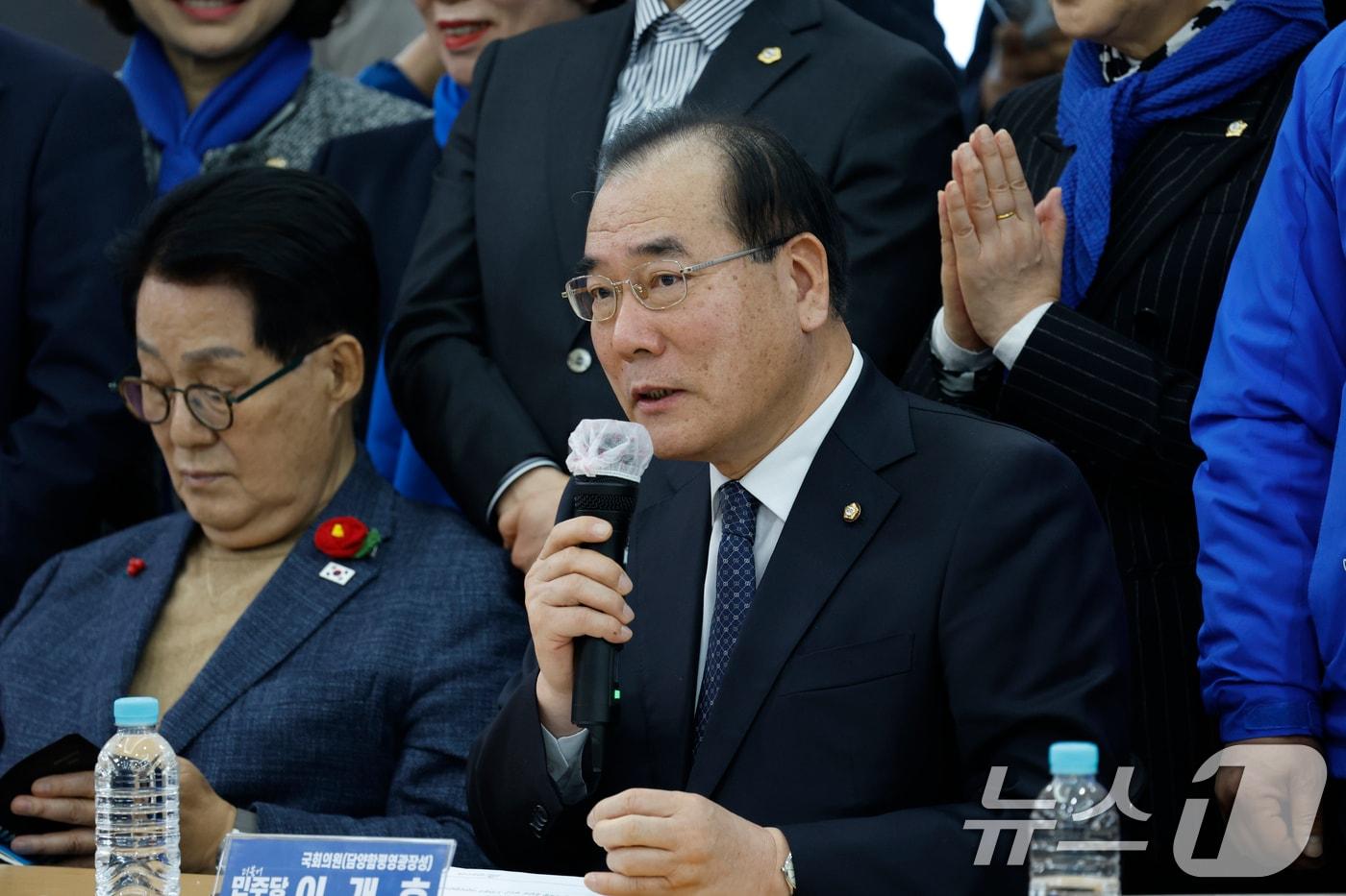 본문 이미지 - 이개호 민주당 의원이 6일 전남 영광군 농협에서 열린 최고위원회의에서 발언을 하고 있다. 2026.3.6 ⓒ 뉴스1 김태성 기자