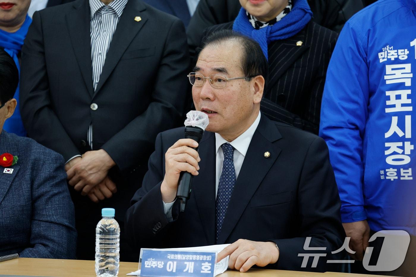 본문 이미지 - 이개호 민주당 의원이 6일 전남 영광군 농협에서 열린 최고위원회의에서 발언을 하고 있다. 2026.3.6 ⓒ 뉴스1 김태성 기자