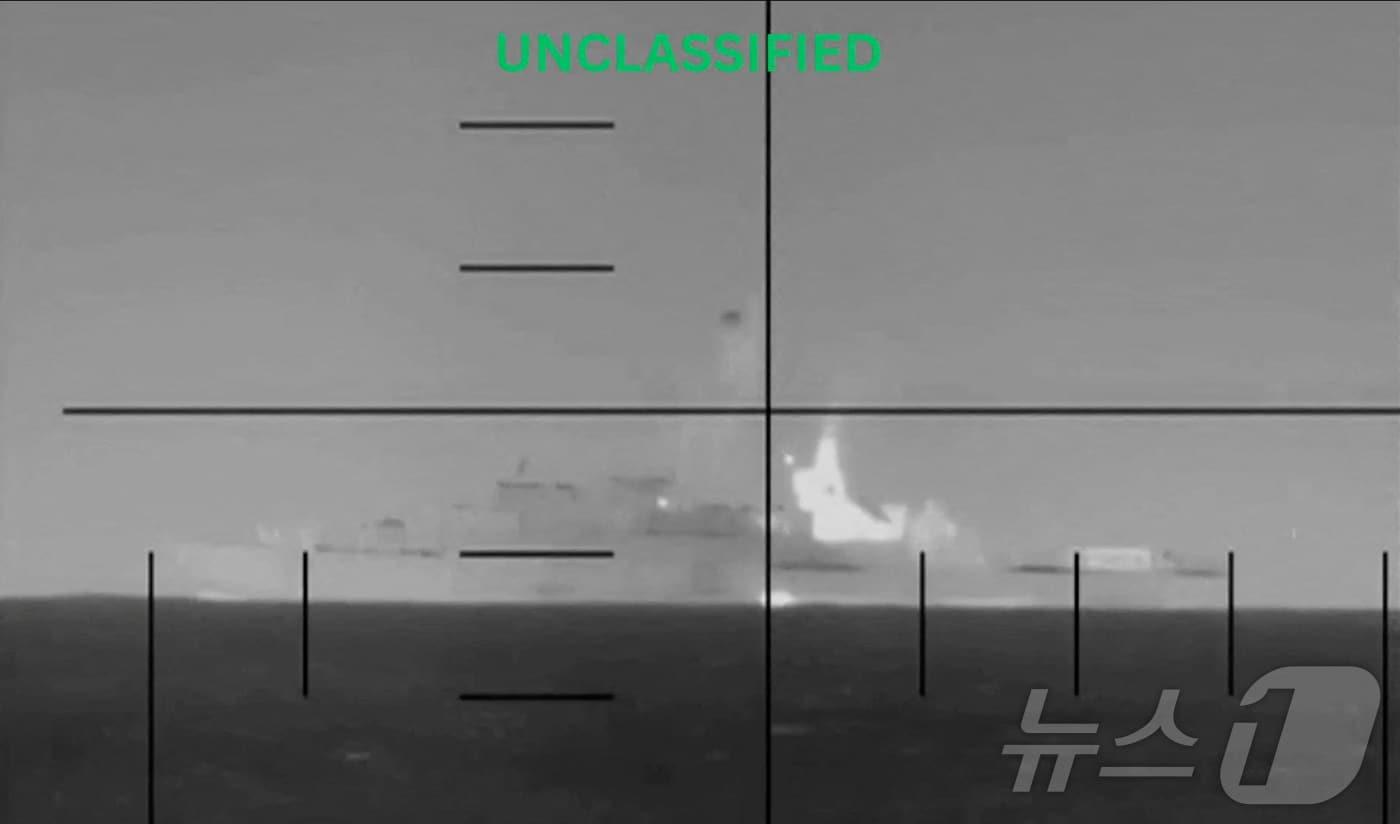 본문 이미지 - 4일(현지시간) 미군 잠수함이 스리랑카 남부 해안에서 이란 해군 호위함 '아이리스 데나'(IRIS Dena)호를 격침하면서 폭발이 일어나고 있다. (미 국방부 제공) 2026.03.04. ⓒ 로이터=뉴스1