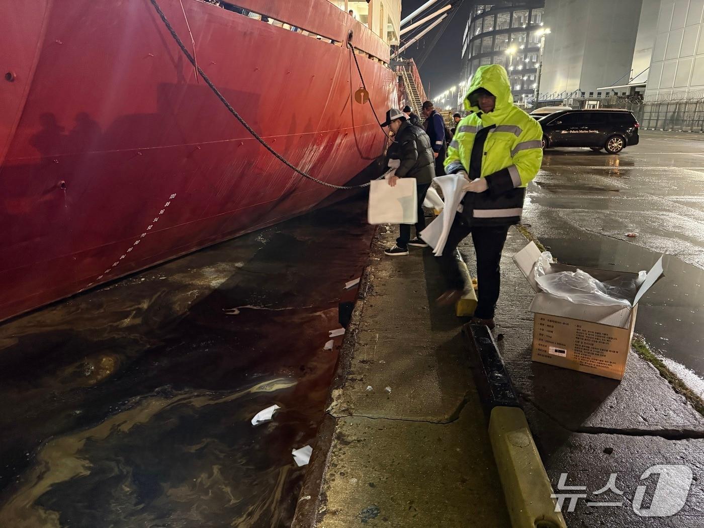 본문 이미지 - 6일 새벽 3시 13분 쯤 부산 감천항 3부두에서 기름이 유출돼 해경이 방제에 나서고 있는 모습 (해경 제공. 재판매 및 DB금지)