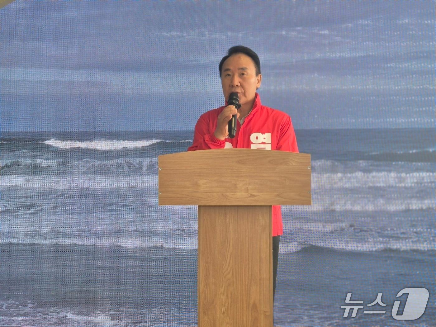 본문 이미지 - 6·3지방선거 강원도지사 선거에 출마한 국민의힘 염동열 예비후보가 6일 강릉시 모처에서 기자회견을 열고 자신을 둘러싼 강릉 국회의원 출마설에 대해 반박하고 있다. 2026.3.6/뉴스1 윤왕근 기자