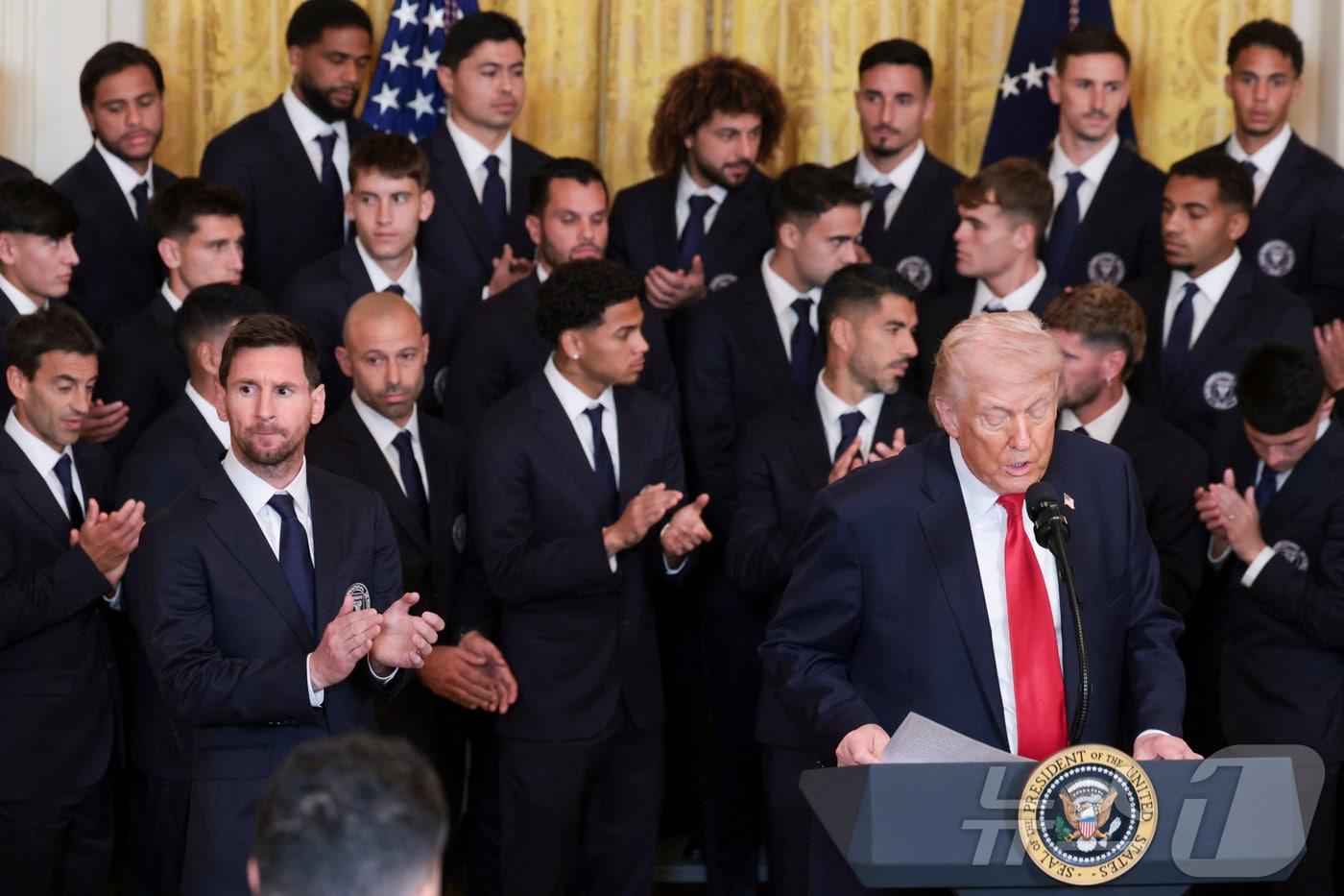 본문 이미지 - 5일(현지시간) 미국 워싱턴 백악관 이스트룸에서 열린 메이저리그 사커(MLS) 챔피언 인터 마이애미 CF 선수단 및 구단 관계자 초청 행사에서 팀의 주장 리오넬 메시가 제스처를 취하고 있다. 도널드 트럼프 미국 대통령은 인터 마이애미의 우승을 축하하기 위해 이번 행사를 마련했다. ⓒ 로이터=뉴스1