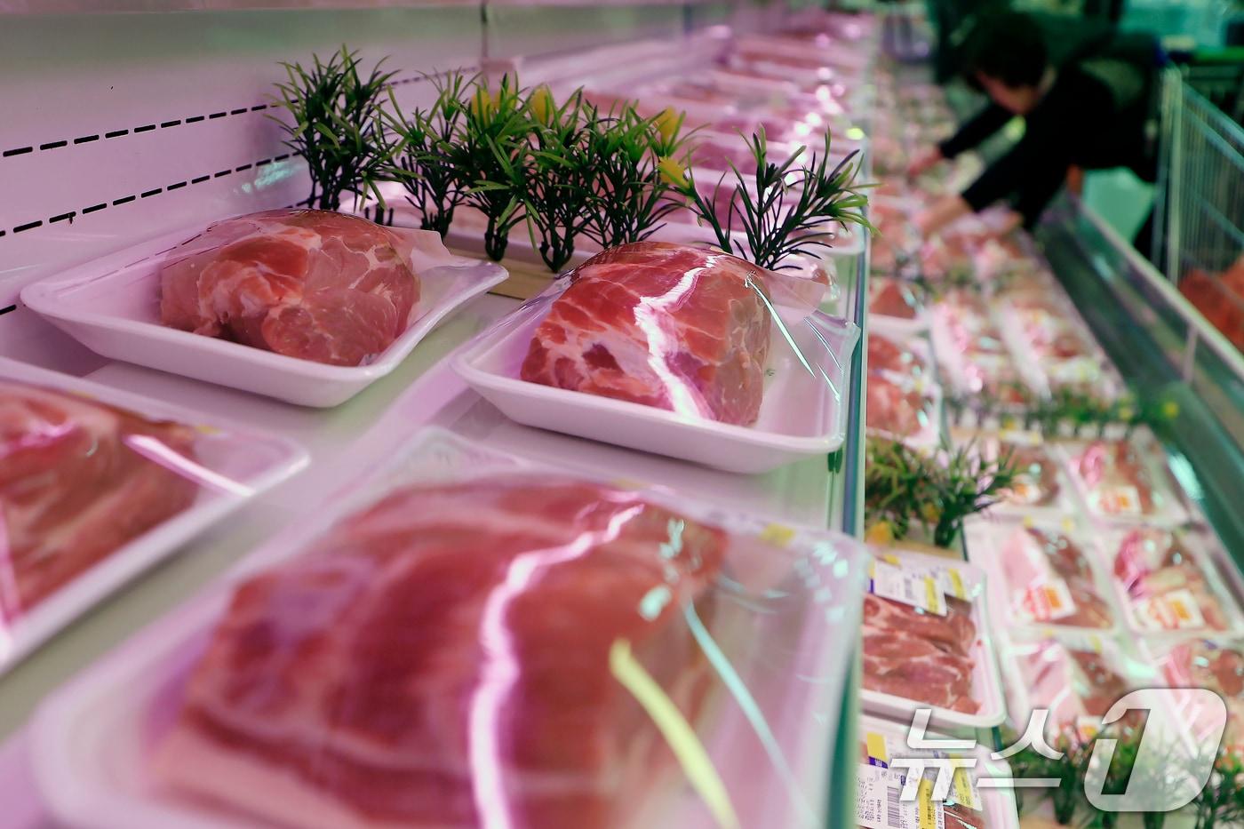 본문 이미지 -  서울의 한 대형마트에 돼지고기가 진열되어 있다. 2026.3.6 ⓒ 뉴스1 박정호 기자