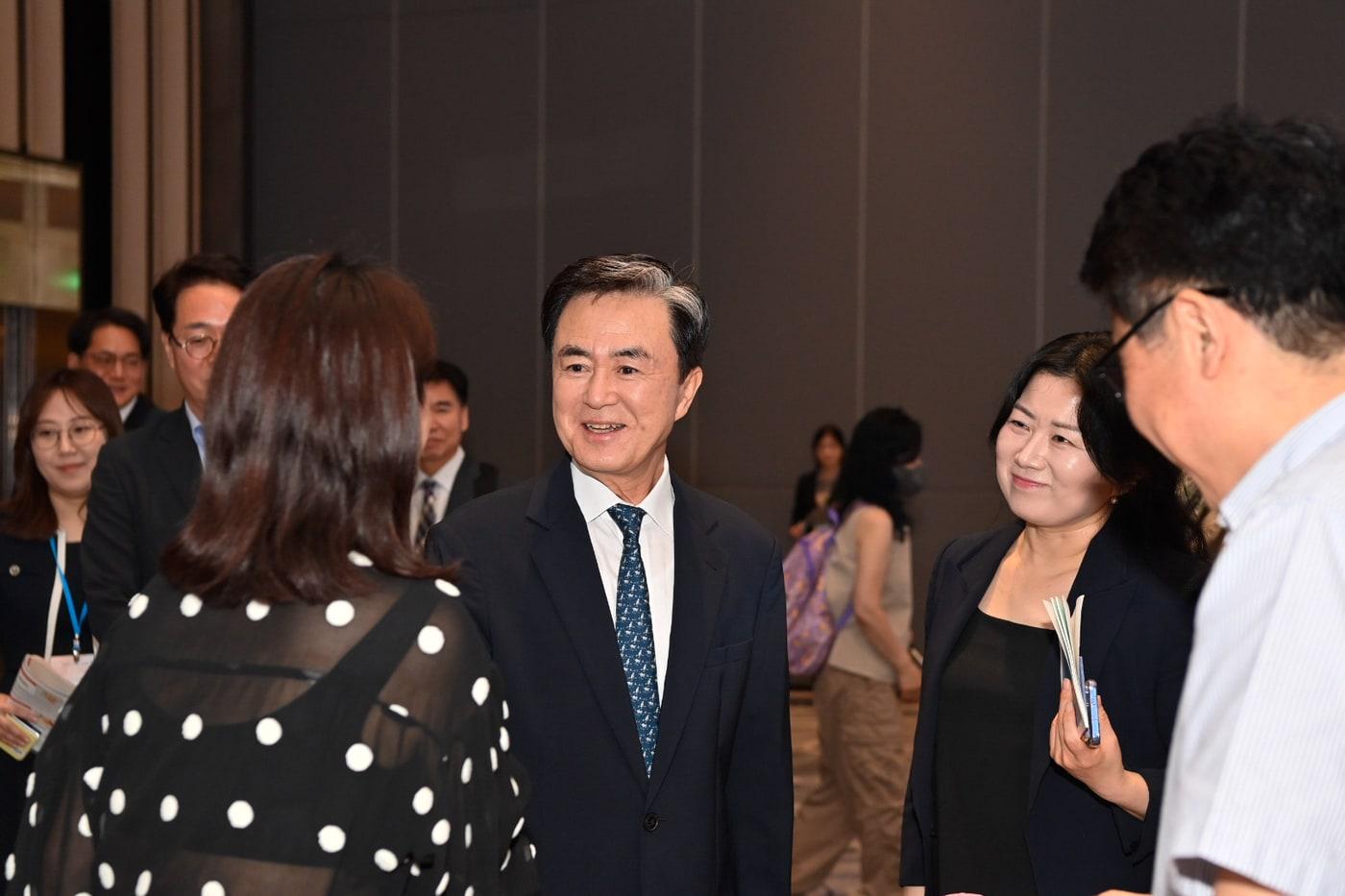 본문 이미지 - 김태흠 지사(가운데)가 싱가포르 스위소텔 더 스탬포드 호텔에서 수출상담회에 참석해 현지 바이어들에게 충남산 제품을 홍보하고 있다.(충남도 제공. 재판매 및 DB금지)/뉴스1