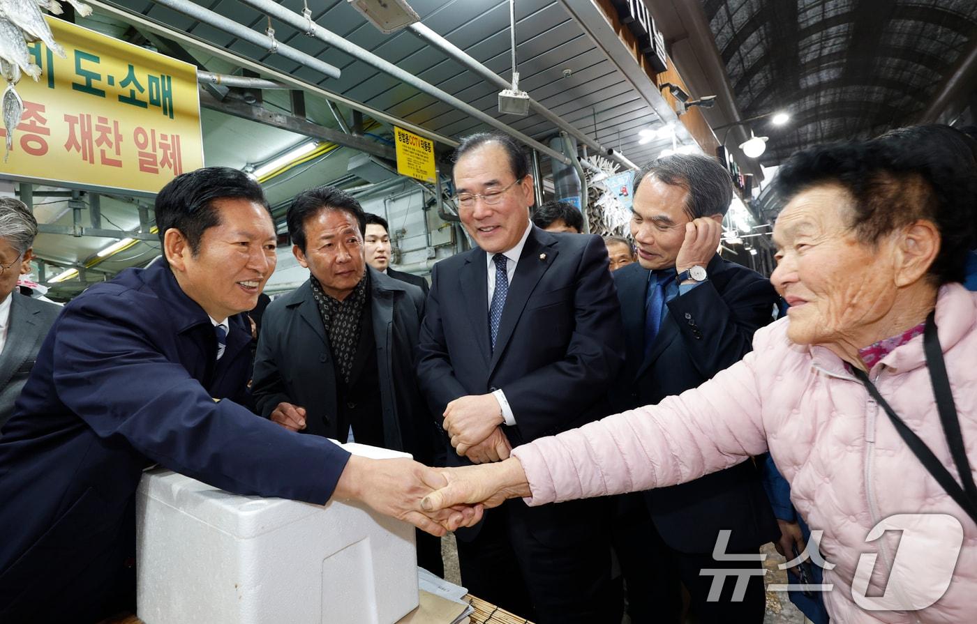 본문 이미지 - 정청래 더불어민주당 대표가 6일 전남 영광군 영광터미널시장을 방문해 상인들과 인사를 하고 있다. 2026.3.6 ⓒ 뉴스1 김태성 기자